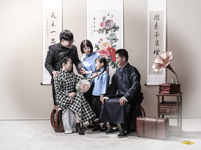 大(dà)北(běi)照(zhào)相(xiàng)推出複古全家(jiā)福拍(pāi)照(zhào)服務